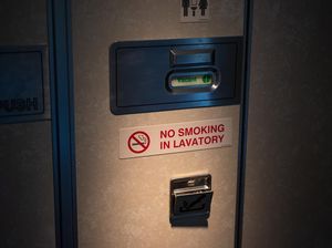 Cerita Penumpang Terkunci di Toilet Pesawat gegara Pintu Macet