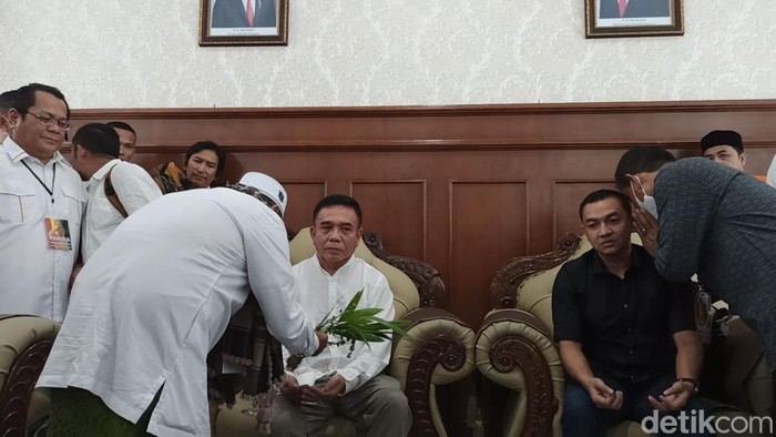 Irwandi Yusuf saat dipeusijuek ketika pulang ke Aceh usai bebas bersyarat dari Lapas Sukamiskin.