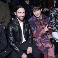 Penggemar dari mancanegara dapat melihat penampilan J-Hope BTS dari siaran langsung Louis Vuitton. J-Hope BTS terlihat duduk di barisan terdepan bersama Kit Harrington, pemain serial Game of Thrones. Hingga Delphine Arnault, CEO Christian Dior dan ayahnya. Foto: Getty Images