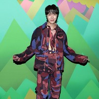 J-Hope BTS mewakili Louis Vuitton di Paris Fashion Week 2023. Rapper grup BTS itu menghadiri peragaan busana yang memamerkan koleksi Louis Vuitton Fall Winter 2023 pada Kamis (19/1/2023). Foto: Getty Images
