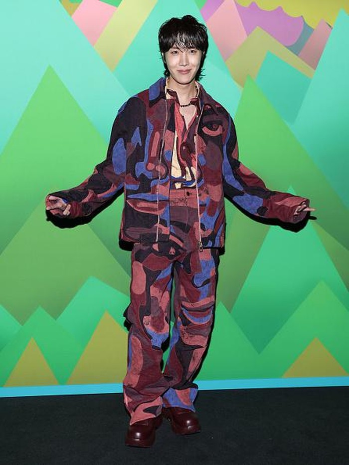 J-Hope BTS di Paris Fashion Week 2023