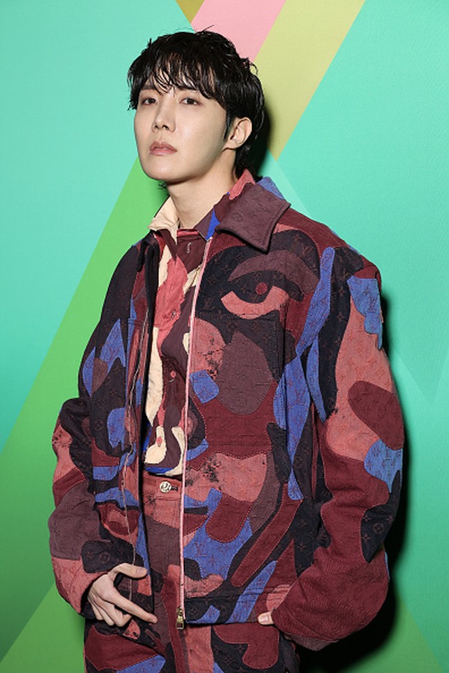 J-Hope BTS di Paris Fashion Week 2023