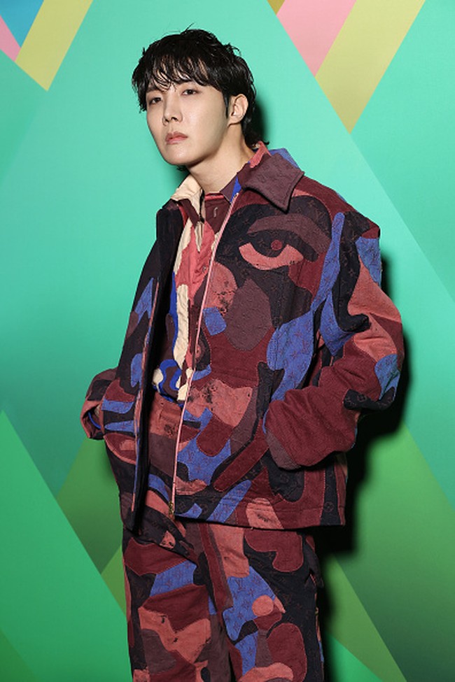 Dalam kesempatan itu, J-Hope BTS memakai sejumlah koleksi terbaru Louis Vuitton. Mulai dari zip-up jacket, silky button-up shirt, dan trousers dengan perpaduan warna ungu, burgundy, dan hitam. Foto: Getty Images
