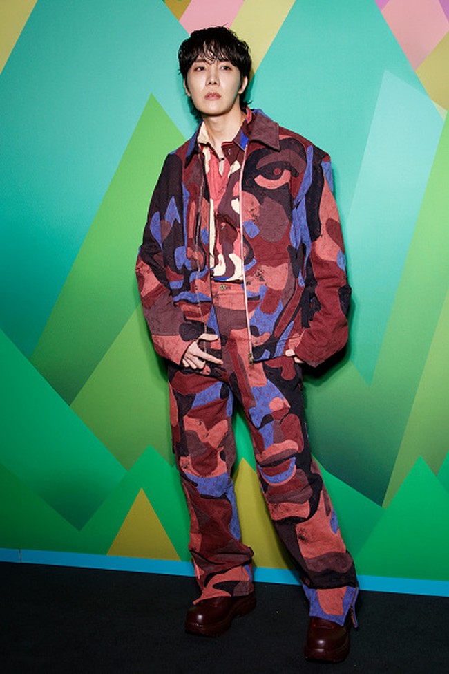 Pemilik nama asli Jung Hoseok itu memakai busana rancangan Colm Dillane, desainer brand KidSuper. Penampilannya dilengkapi dengan sepasang boots berwarna burgundy. Foto: Getty Images