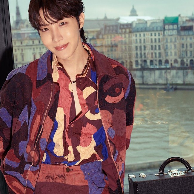 Dalam video unggahan Instagram @louisvuitton, J-Hope BTS mengaku baru pertama kali menghadiri peragaan busana Louis Vuitton. Foto: Getty Images