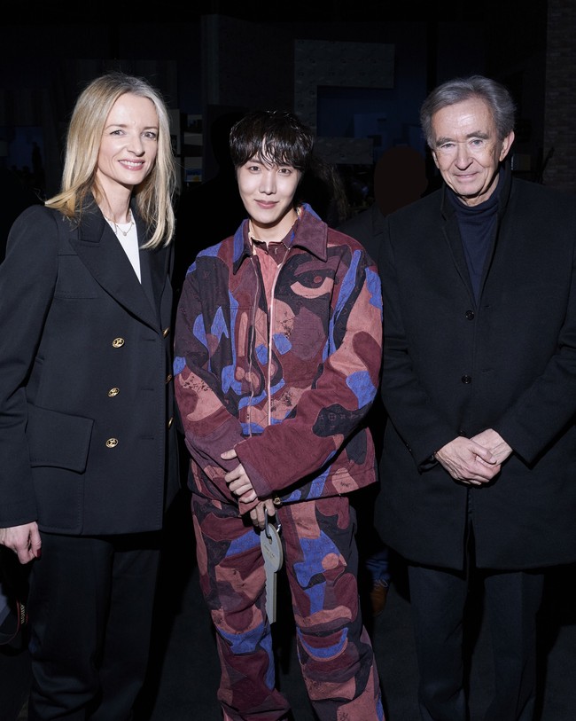 Beredar pula foto J-Hope BTS bersama CEO sekaligus chairman LVMH Bernard Arnault dan Creative Director Louis Vuitton Women, Nicolas Ghesquière. Foto: Getty Images