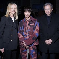 Beredar pula foto J-Hope BTS bersama CEO sekaligus chairman LVMH Bernard Arnault dan Creative Director Louis Vuitton Women, Nicolas Ghesquière. Foto: Getty Images