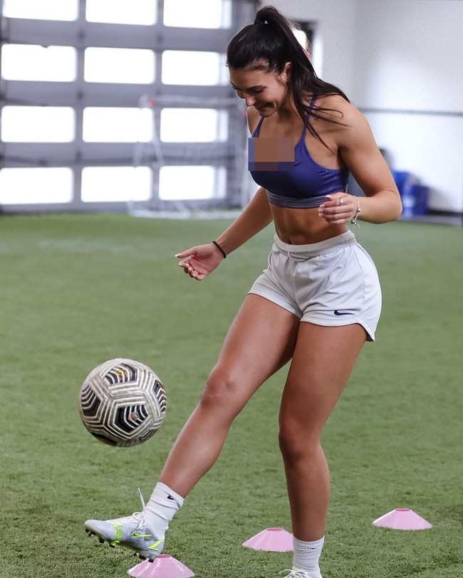 Mantan pemain bola asal Islandia kini tinggal di Amerika Serikat untuk memulai karier barunya. Meski sudah berpengalaman sebagai atlet, wanita yang dulu winger dalam klub UMF Afturelding itu tentu perlu latihan untuk jadi pegulat. Foto: Instagram