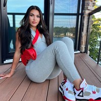 Sebagai seorang atlet cantik, Jade Gentile cukup populer di Instagram. Ia sering mengunggah pose-pose berani dengan baju-baju seksi hingga memamerkan kemampuannya bermain bola. Foto: Instagram