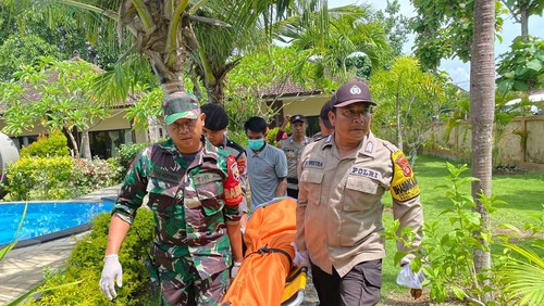 Jasad bule Inggris yang meninggal di salah satu vila Nusa Lembongan, Nusa Penida, Bali, dievakuasi ke rumah sakit.