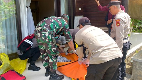 Jasad turis bule asal Inggris yang meninggal di salah satu vila Nusa Lembongan, Nusa Penida, Bali, dievakuasi ke rumah sakit. (Foto: Istimewa)