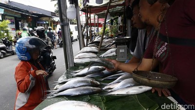 Jelang Imlek, Pedagang Ikan Bandeng Musiman Ramai di Rawa Belong