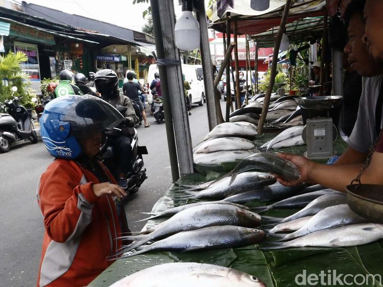 Jelang Imlek, Pedagang Ikan Bandeng Musiman Ramai di Rawa Belong