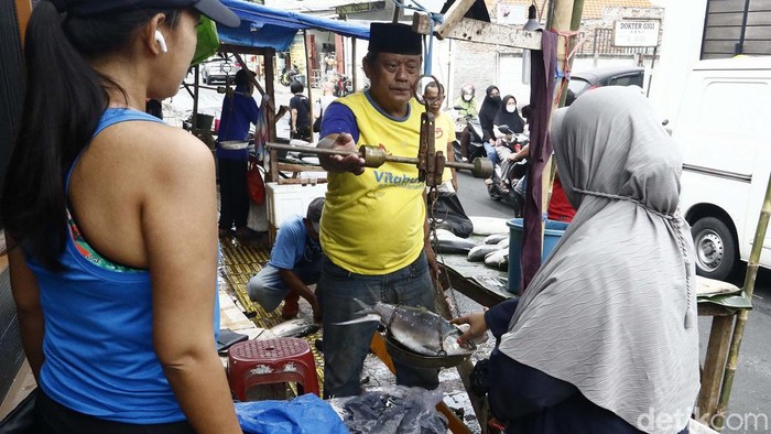 Ada yang unik dalam perayaan Imlek di Jakarta, yaitu adanya hidangan ikan bandeng besar dalam jamuan makan. Jelang Imlek, pedagang ikan bandeng pun bermunculan.
