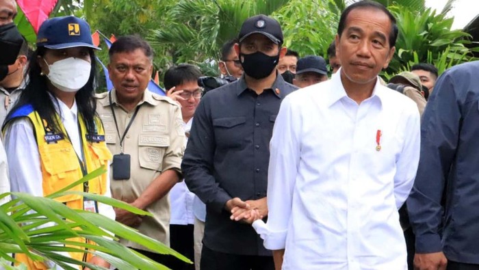 Presiden Joko Widodo meninjau penataan kawasan wisata Bunaken, Jumat (20/1). Penataan kawasan tersebut untuk mendukung pengembangan destinasi pariwisata.