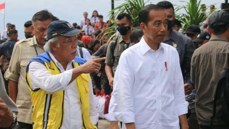 Jokowi Blusukan, Cek Kawasan Bunakan yang Baru Dipercantik Presiden Joko Widodo meninjau penataan kawasan wisata Bunaken, Jumat (20/1). Penataan kawasan tersebut untuk mendukung pengembangan destinasi pariwisata.