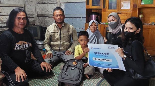 Setelah dibangun selama empat minggu, rumah baru untuk Emak, nenek dari Tanti sudah jadi. Hal ini berkat donasi dari sahabat baik melalui berbuatbaik.id.