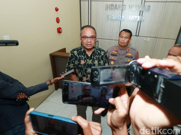 Kabid Labfor Polda saat menyatakan barang bukti KDRT berupa darah di TKP identik milik Venna Melinda