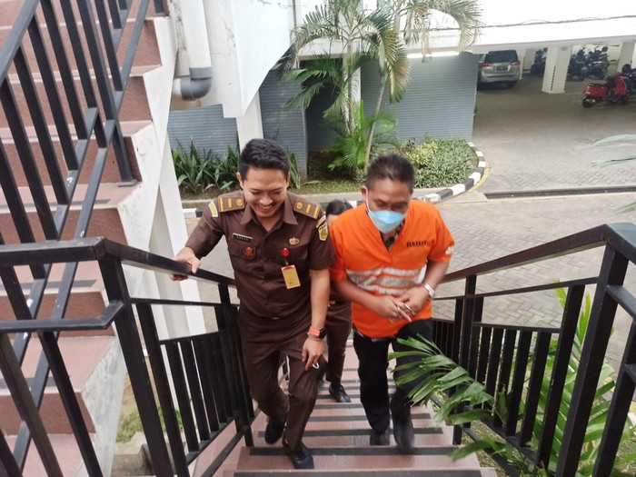 Kades Lamongan AAS (37) ditahan kasus  pengurukan tanah di gedung Dinas Tanaman Pangan, Holtikultura dan Perkebunan (DTPHP)