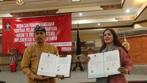 Kanwil Kemenkumham Bali melakukan penandatanganan adendum dengan enam OBH pada Kamis (20/1/2023) agar warga miskin bisa akses pengacara secara gratis. (Dok. Kanwil Kemenkumham Bali)
