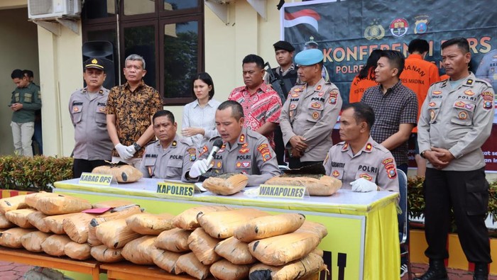 Kapolres Madina AKBP Reza CAS memaparkan kasus penangkapan kurir 47 kg ganja, Jumat (20/1). (Foto: Polres Madina)