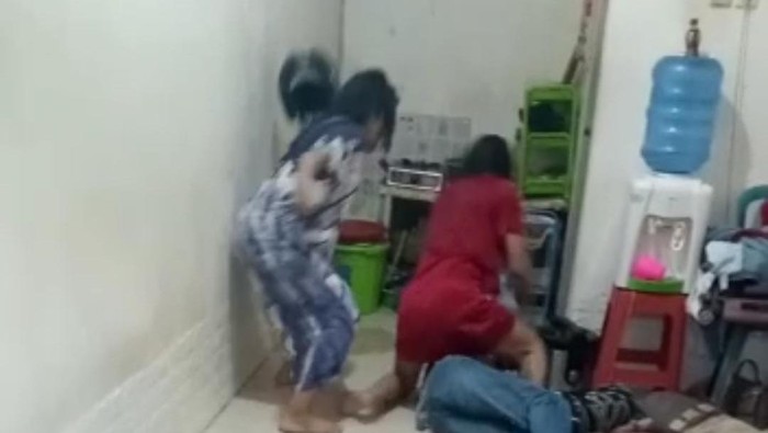 Seorang pria berinisial LA di Kota Kendari, Sulawesi Tenggara (Sultra) dikeroyok dua orang waria.