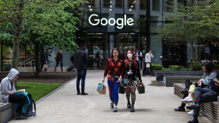 LONDON, UNITED KINGDOM - 2022/04/14: People seen outside Google - Kings Cross offices in central London. (Photo by Dinendra Haria/SOPA Images/LightRocket via Getty Images)