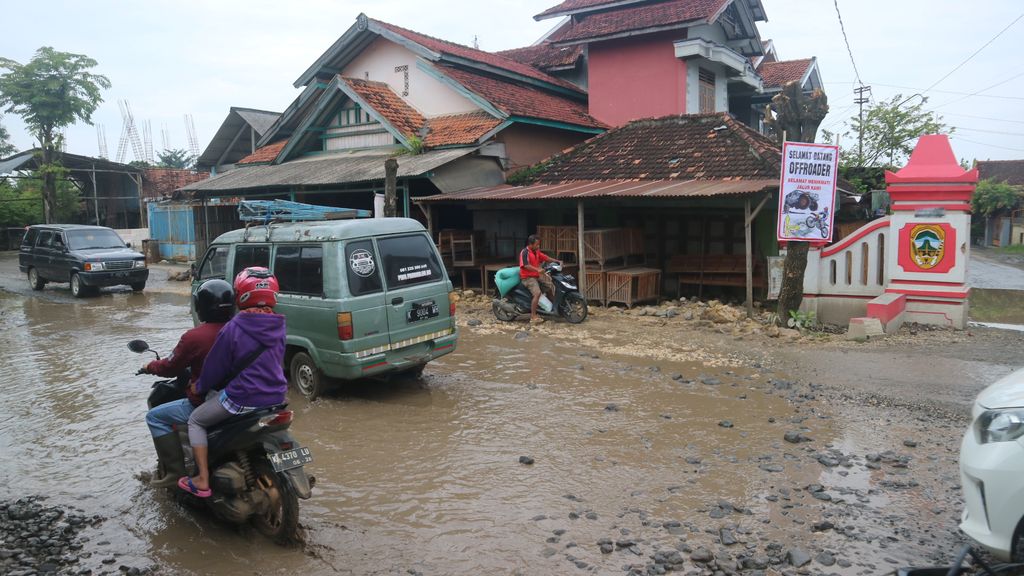 Kondisi jalan Gabus-Tambakromo Km 1, Pati, yang rusak berlubang pascakebanjiran, Jumat (20/1/2023).