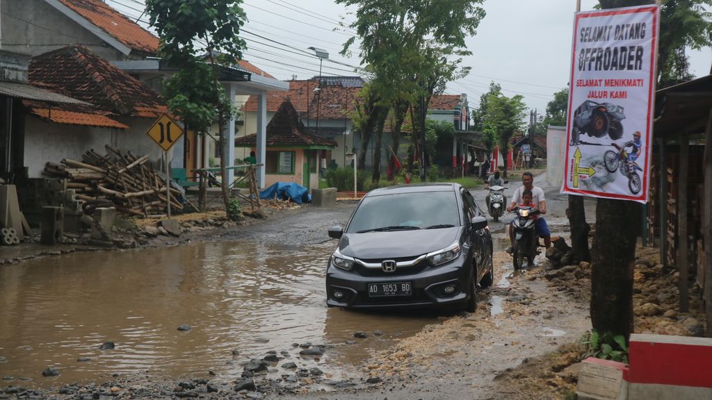 Kondisi jalan Gabus-Tambakromo Km 1, Pati, yang rusak berlubang pascakebanjiran, Jumat (20/1/2023).