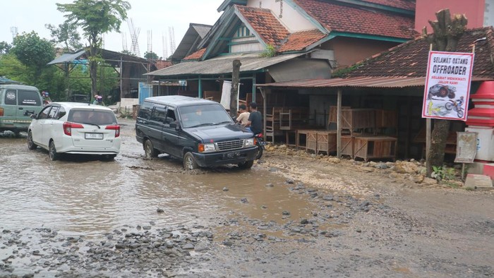 Kondisi jalan Gabus-Tambakromo Km 1, Pati, yang rusak berlubang pascakebanjiran, Jumat (20/1/2023).