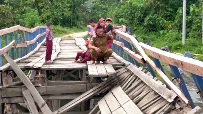 Kondisi jembatan di Kecamatan Ueesi, Kolaka Timur, Sultra yang ambruk.