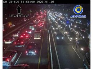 Lalin di Tol Dalam Kota Macet Jelang Long Weekend