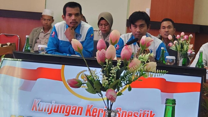 Komisi III DPR melakukan kunjungan spesifik (kunspek) ke lokasi bentrokan maut dalam unjuk rasa yang melibatkan TKI dan TKA di PT Gunbuster Nickel Industri (GNI), Morowali Utara, Sulawesi Tengah (Sulteng). Anggota Komisi III DPR Fraksi PPP Arsul Sani mengatakan pihaknya telah mendapat informasi Kapolda Sulteng Irjen Rudy Sufahriadi dan jajaran, serta perwakilan serikat pekerja PT GNI terkait pecahnya insiden bentrokan itu.