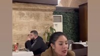 Sembari menunggu pesanan steak mereka datang, Nindy tampak berbincang santai dengan teman-temannya di restoran tersebut. Foto: Instagram @nindyayunda