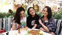 Berteman dekat dengan Ririn Ekawati hingga Ashanty, ketiganya sering makan bareng usai berbelanja. Foto: Instagram @nindyayunda