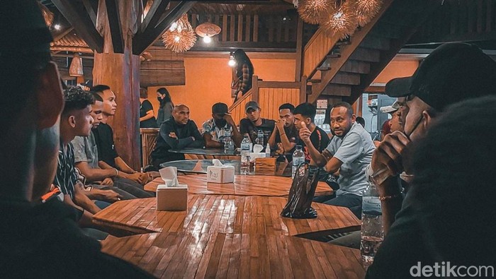 Manajer Persipura Yan P Mandenas berdiskusi dengan pemain dan ofisial tim Mutiara Hitam mengenai nasib Liga 2 di Kota Jayapura, Papua.