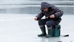 Tak Hiraukan Perang, Pria Ukraina Asyik Mancing di Sungai Beku
