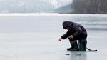 Tak Hiraukan Perang, Pria Ukraina Asyik Mancing di Sungai Beku