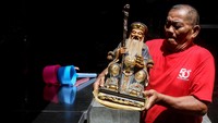 Tradisi membersihkan patung dilakukan setiap tahun untuk menyambut Tahun Baru Imlek yang dirayakan oleh masyarakat Tionghoa dunia.  