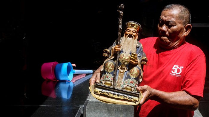 Melihat Ritual Cuci Patung Dewa Jelang Imlek A man cleans a statue at Dhanagun Temple ahead of the Lunar New Year of the Year Rabbit in Bogor, West Java, Indonesia on January 16, 2023. Cleaning statue tradition is held out every year to welcome the Chinese New Year's, celebrated by Chinese communities the world over, falls on the upcoming on January 22. (Photo by Adriana Adie/NurPhoto via Getty Images)