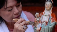 Untuk patung, pembersihannya dilakukan secara khusus.   