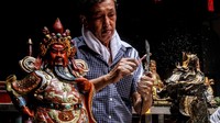 Bersih-bersih Klenteng setiap menjelang Imlek juga menjadi simbol penyucian diri umat Tionghoa dan Tri Dharma dimana memasuki Tahun Baru China semua kejelekan umat akan dilunturkan.   