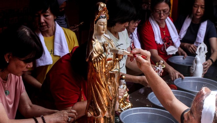 Melihat Ritual Cuci Patung Dewa Jelang Imlek A man cleans a statue at Dhanagun Temple ahead of the Lunar New Year of the Year Rabbit in Bogor, West Java, Indonesia on January 16, 2023. Cleaning statue tradition is held out every year to welcome the Chinese New Year's, celebrated by Chinese communities the world over, falls on the upcoming on January 22. (Photo by Adriana Adie/NurPhoto via Getty Images)