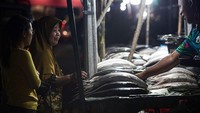 Menjelang Imlek, banyak pedagang bandeng yang membuka lapak seadanya di sepanjang pinggir jalan Rawa Belong.