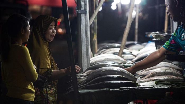 Mengenal Tradisi 'Nganter Bandeng' Budayanya Betawi dan Tionghoa Tradisi Nganter Bandeng merupakan gabungan budaya Tionghoa dan Betawi. Tradisi ini melegitimasi perayaan Imlek takkan lengkap tanpa adanya bandeng.