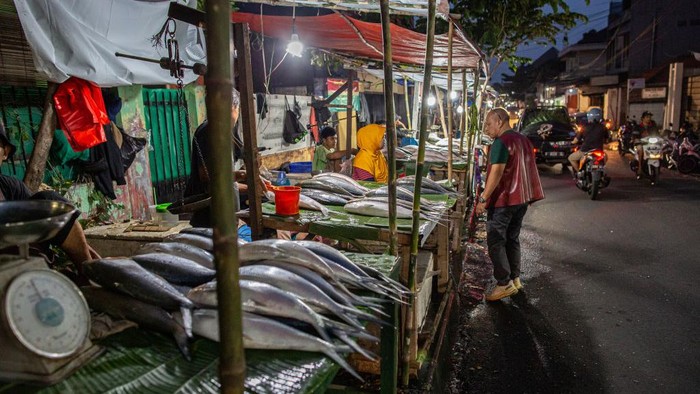 Mengenal Tradisi 'Nganter Bandeng' Budayanya Betawi dan Tionghoa Tradisi Nganter Bandeng merupakan gabungan budaya Tionghoa dan Betawi. Tradisi ini melegitimasi perayaan Imlek takkan lengkap tanpa adanya bandeng.