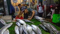 Masyarakat Betawi dan masyarakat Tionghoa membeli ikan bandeng untuk tradisi Nganter Bandeng menjelang Imlek.