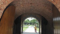 Wisatawan memasuki gerbang Benteng Van Den Bosch atau Benteng Pendem di Ngawi, Jawa Timur, Kamis (19/1/2023). ANTARA FOTO/Ari Bowo Sucipto