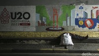 Warna-warni Jakarta masih dapat ditemui terutama saat menyambut event-event besar, namun setelah event selesai mural tersebut justru berdebu dan luntur. Layaknya galeri seni tanpa batas waktu, Jakarta mencatat kejadian demi kejadian melalui goresan mural baik di tembok jalanan, gang-gang sempit, bahkan hingga ke genteng rumah. Tapi kini tak terawat, kusam dan dibiarkan begitu saja. 