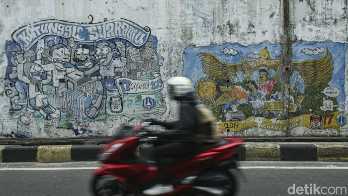 Mural Kusam yang Bikin Kumuh Tembok Jakarta Potret Mural seharusnya menjadikan kawasan Ibu Kota Jakarta semakin indah. Kini, kenyataan itu berbeda, mural yang kusam menjadikan kumuh tembok di Jakarta. Ini buktinya.